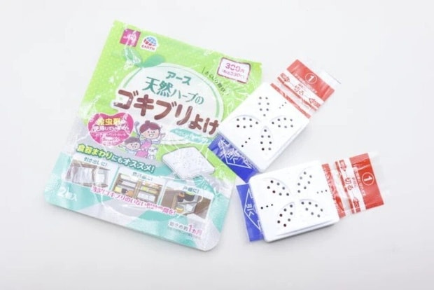 アース天然ハーブのゴキブリよけのパッケージと容器2個 アース天然ハーブのゴキブリよけのパッケージと容器2個