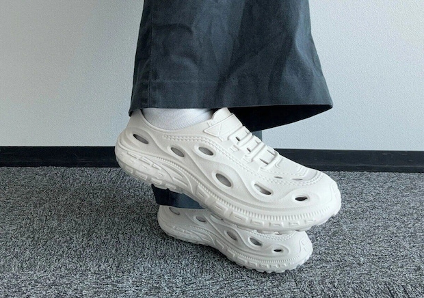 白いスニーカー風EVAサンダルを履いた足元
