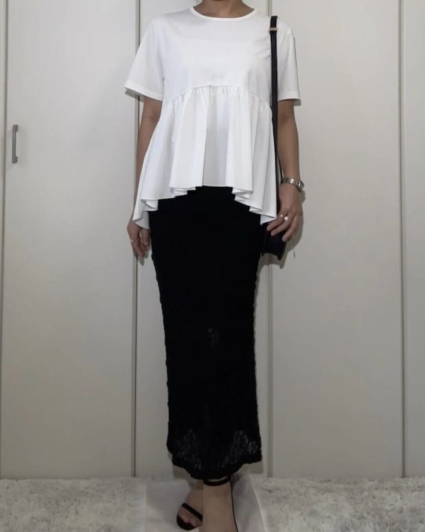 白いTシャツに黒いレースのナロースカートを合わせた女性の全身 白いTシャツに黒いレースのナロースカートを合わせた女性の全身