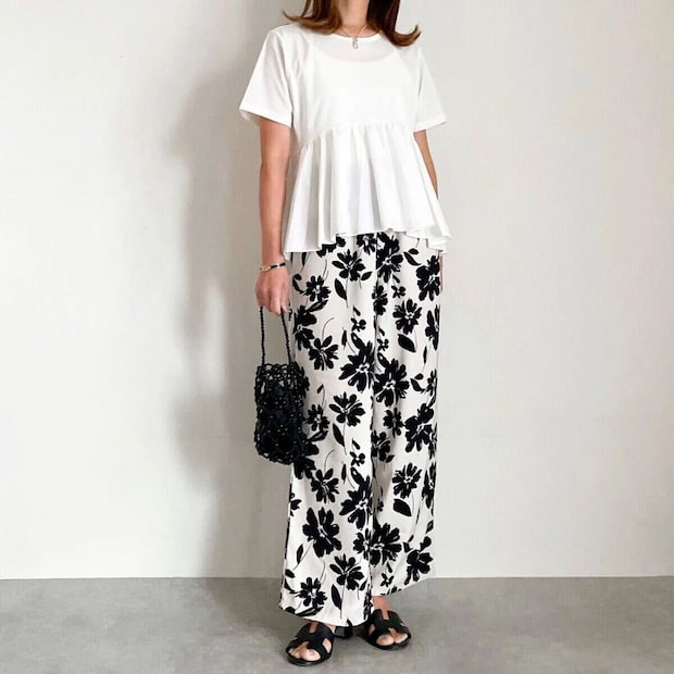 白いTシャツに白黒の花柄ワイドパンツを合わせた女性の全身 白いTシャツに白黒の花柄ワイドパンツを合わせた女性の全身