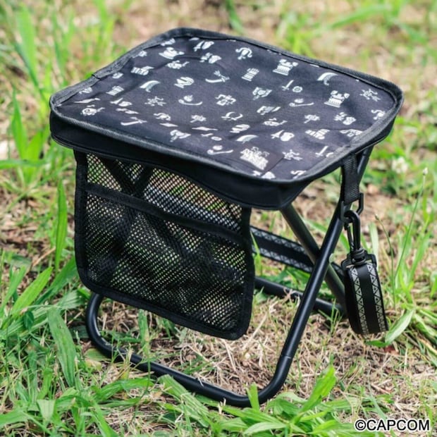 モンスターハンターの武器アイコン柄が施された黒い折りたたみイス モンスターハンターの武器アイコン柄が施された黒い折りたたみイス