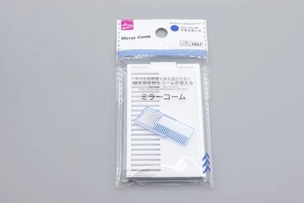 白い台紙に商品名と説明が書かれたミラーコームのパッケージ