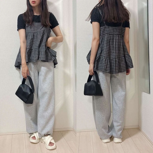 チェック柄キャミチュニックをTシャツとスウェットパンツに合わせた女性の全身コーデ