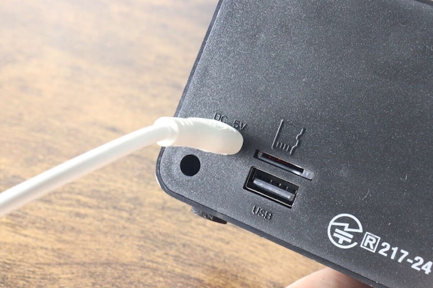 レトロスピーカーの充電ポートに白いUSB Type-Cケーブルを差し込んでいる。