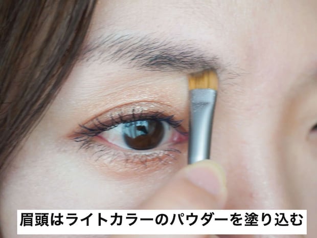 美容ライター 古賀令奈 40代がオバ見えするNG眉4選&改善テク 四角い眉頭を防ぐためライトカラーのパウダーを眉頭に塗り込む様子