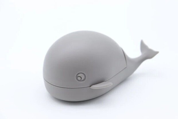 グレーで丸みのあるクジラ型のダイソー爪ブラシ本体 グレーで丸みのあるクジラ型のダイソー爪ブラシ本体
