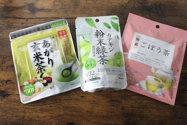 ダイソーの「寿司屋のあがり玄米茶」「カテキン粉末緑茶」「国産ごぼう茶」のパッケージ3点が並べられている ダイソーの「寿司屋のあがり玄米茶」「カテキン粉末緑茶」「国産ごぼう茶」のパッケージ3点が並べられている
