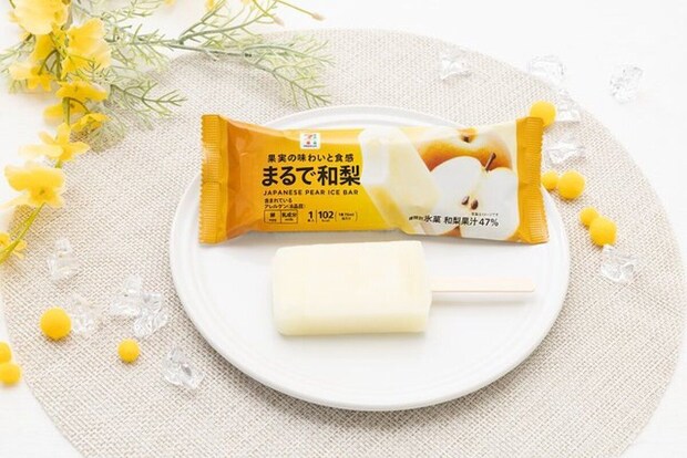 白い皿に置かれたセブンプレミアム「まるで和梨」アイスバーと商品パッケージ 白い皿に置かれたセブンプレミアム「まるで和梨」アイスバーと商品パッケージ
