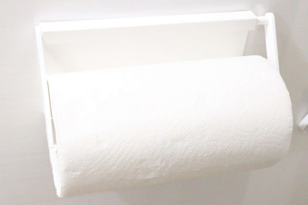 白いキッチンペーパーホルダーにセットされたロール状のキッチンペーパー