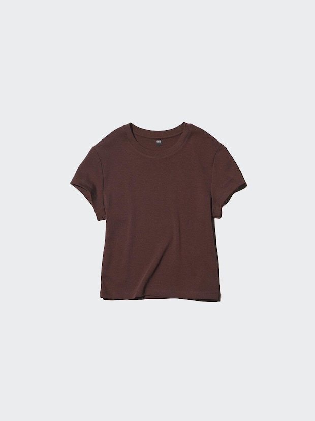 茶色のミニTシャツが平置きされている