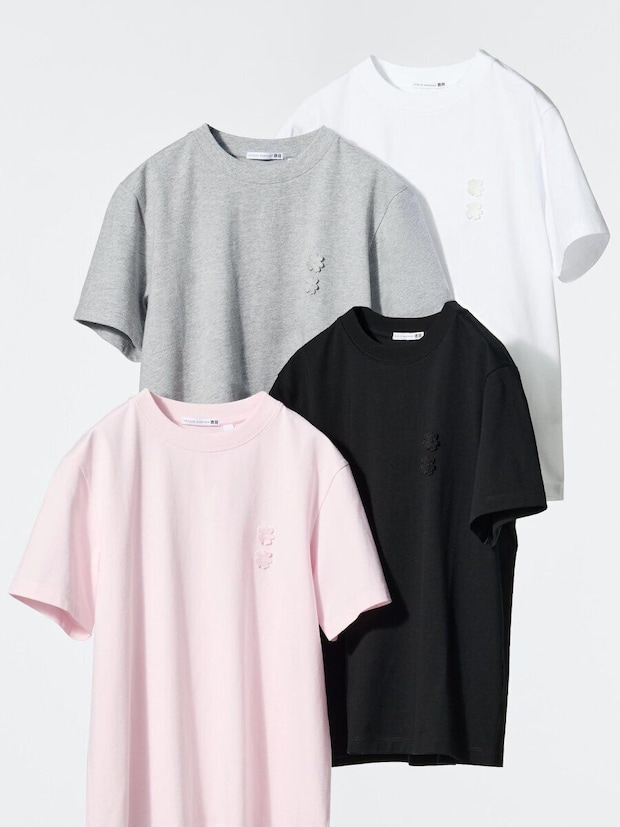 白、グレー、黒、ピンクの4色のグラフィックTシャツが重ねて陳列されている。胸元には花柄の刺繍がある 白、グレー、黒、ピンクの4色のグラフィックTシャツが重ねて陳列されている。胸元には花柄の刺繍がある