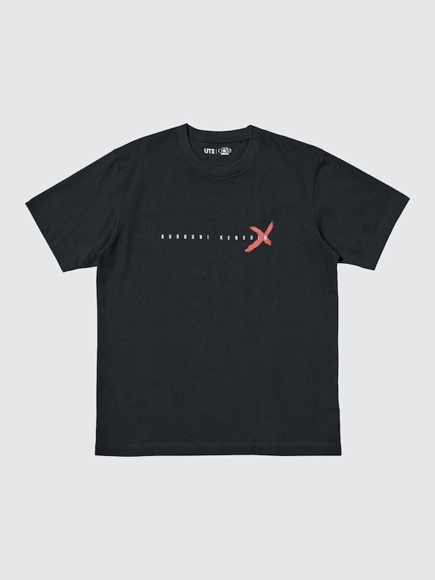黒いTシャツに「るろうに剣心」のロゴと赤いXマークがデザインされている