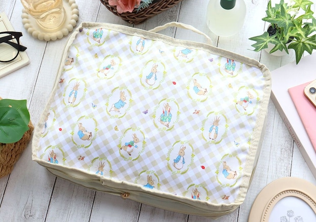 閉めるだけで荷物が驚くほどコンパクトになる！ピーターラビット柄が可愛い♡圧縮収納ポーチ