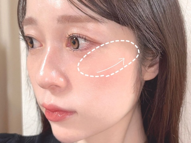黒目の外側から頬骨の高い位置へブラシでチークを乗せる方向
