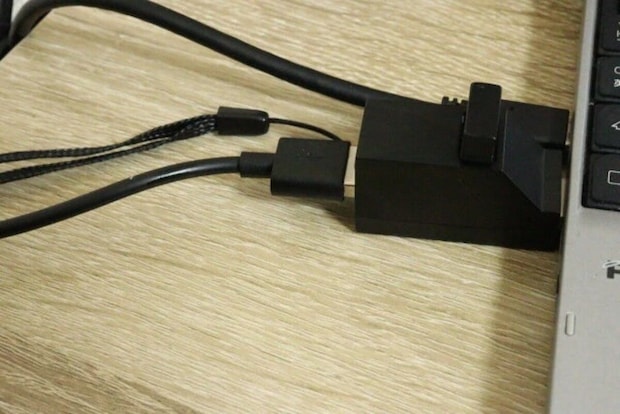 ノートPCにUSBハブが接続されケーブルが繋がっている ノートPCにUSBハブが接続されケーブルが繋がっている