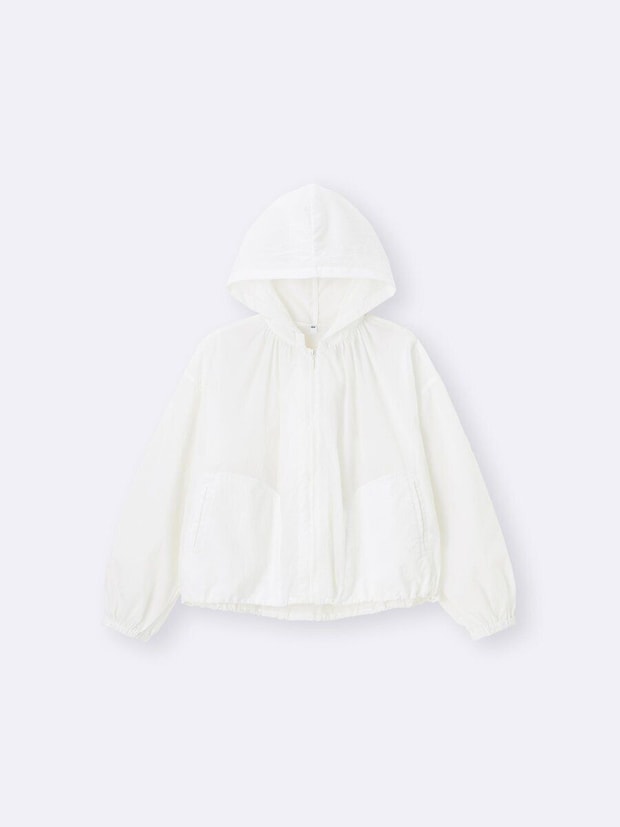 白いUVカットシアーパーカがジッパーを閉じて置かれている