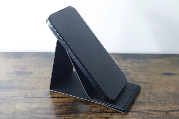 組み立てた黒いスマホスタンドにスマートフォンを立てて使用している状態 組み立てた黒いスマホスタンドにスマートフォンを立てて使用している状態