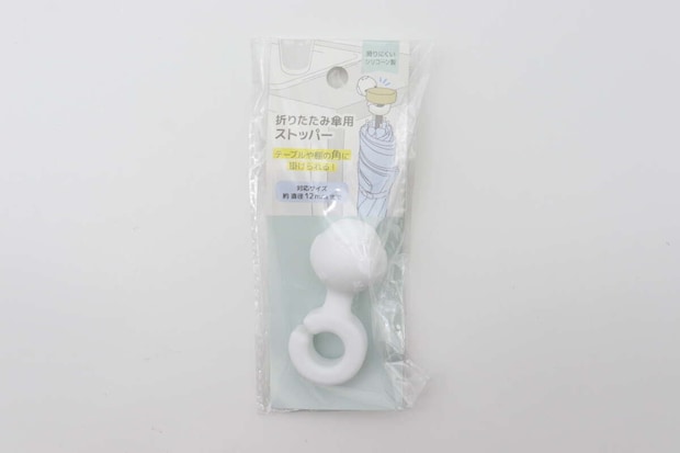 白いシマエナガ型の折りたたみ傘用ストッパーがパッケージに入っている 白いシマエナガ型の折りたたみ傘用ストッパーがパッケージに入っている