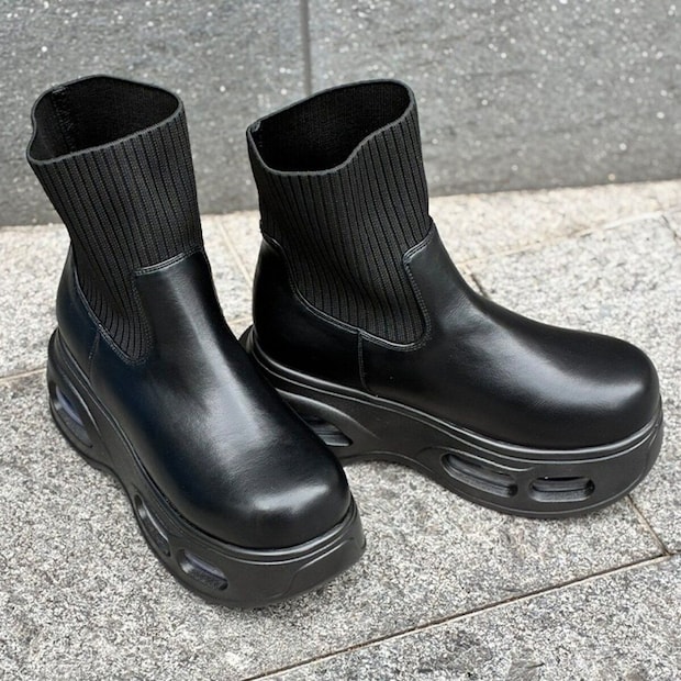 黒い厚底ストレッチブーツ。足首がニット素材でボリュームソール。 黒い厚底ストレッチブーツ。足首がニット素材でボリュームソール。