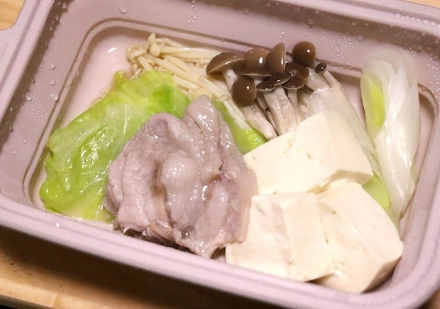 シリコーンスチーマーに入った豚肉、野菜、豆腐の蒸し料理の具材 シリコーンスチーマーに入った豚肉、野菜、豆腐の蒸し料理の具材