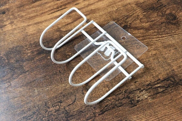 ダブルスポンジホルダーの裏側と取り付け用シール部分