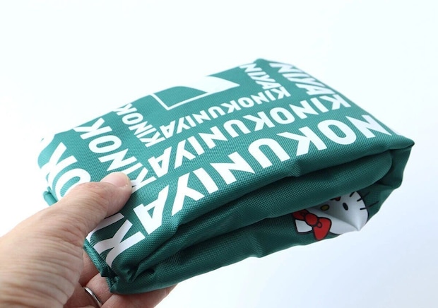 紀ノ国屋×ハローキティのお買い物バッグをたたんでいる手元のアップ 紀ノ国屋×ハローキティのお買い物バッグをたたんでいる手元のアップ