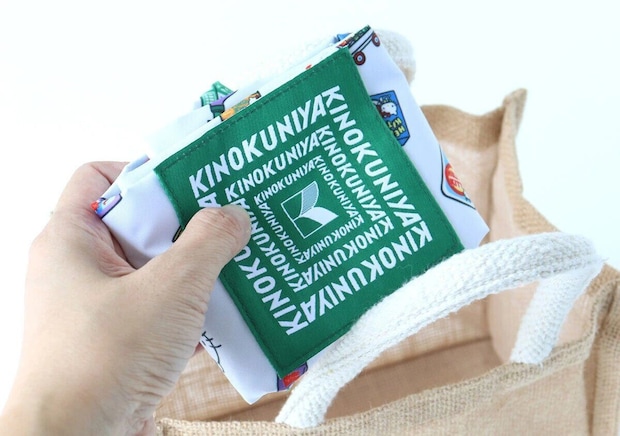 紀ノ国屋×ハローキティ保冷・保温バッグをたたんで手に持っている様子 紀ノ国屋×ハローキティ保冷・保温バッグをたたんで手に持っている様子