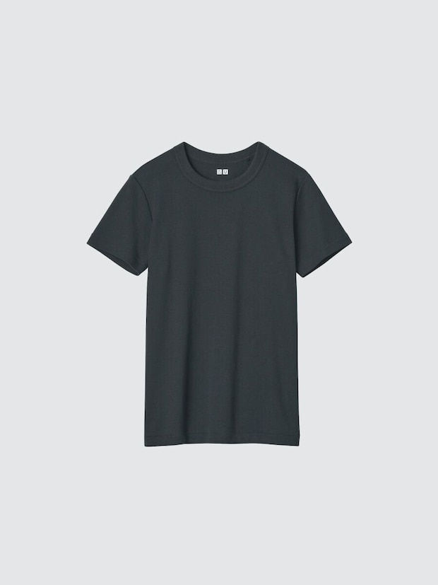 黒色のクルーネックTシャツの平置き写真