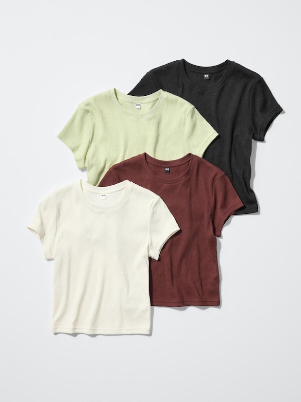 白、茶、黄緑、黒のリブミニTシャツが4枚重ねて並べられている