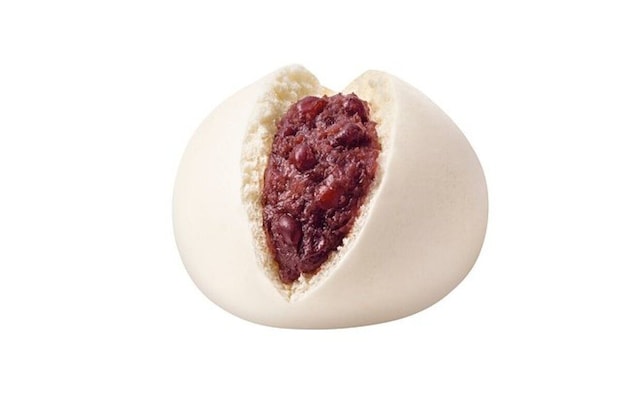 白いつぶあんまんの断面から小豆の粒が残るあんこ