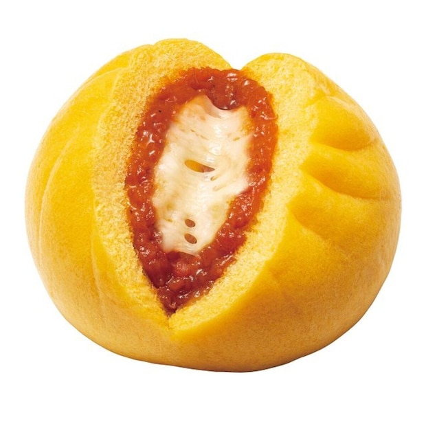 黄色いピザまんの断面からトマトソースと伸びるチーズ