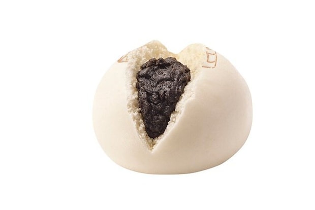 白いごまあんまんの断面から黒いごまあんがぎっしり