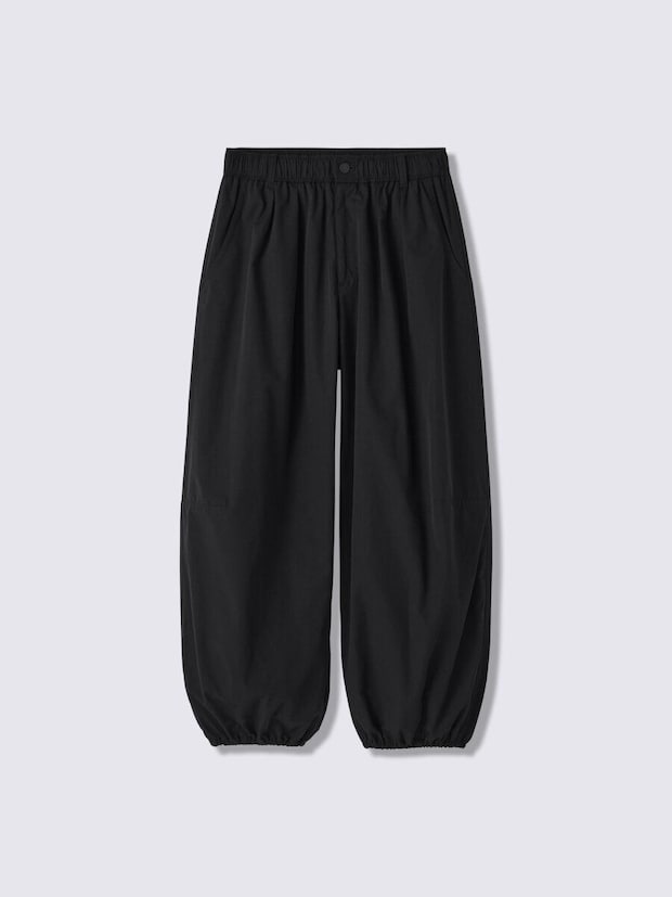 黒いバルーンパンツが平置きされ、ウエストがゴム仕様になっている