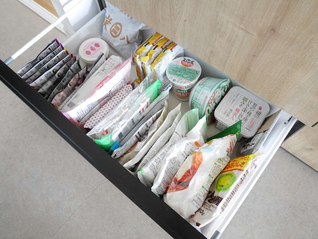 下段の深い引き出しに食品ストックが立てて整理されている
