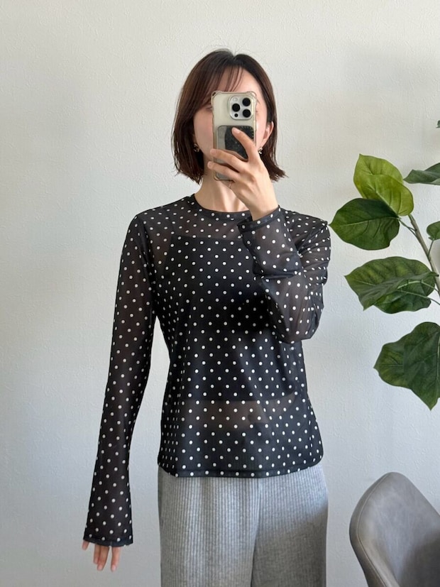 黒ドット柄シアーTを着てスマホで自撮りする女性