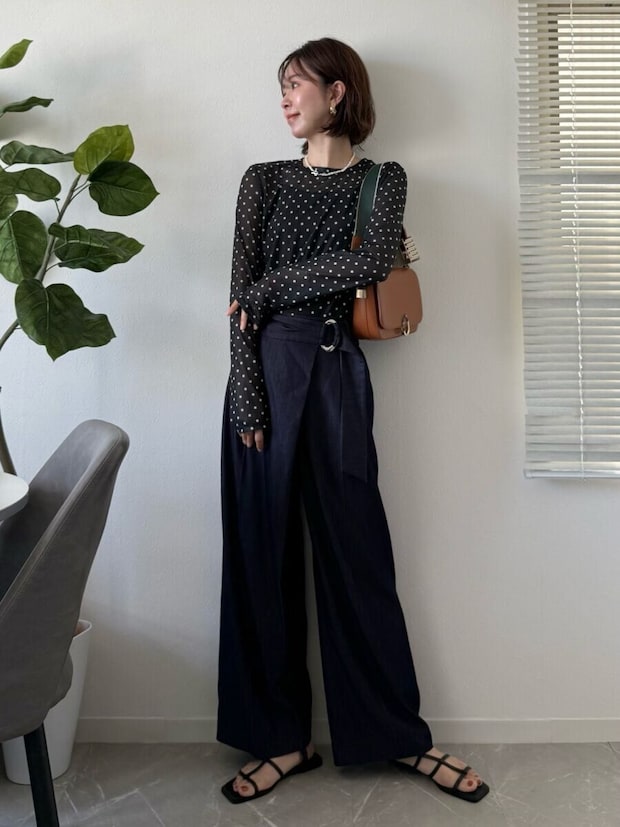 黒ドット柄シアーTと濃色デニムのレトロコーデ