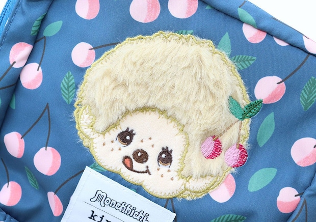 紺色ポーチのモンチッチ刺繍とさくらんぼ柄のアップ