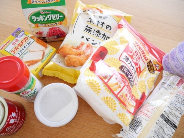 パン粉やゼラチン、ドライイーストなどの食品材料がテーブルに並ぶ パン粉やゼラチン、ドライイーストなどの食品材料がテーブルに並ぶ