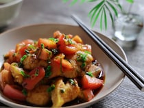 「トマトとの相性よすぎ！」「助けて…白ごはんが止まらない！」鶏むね肉とトマトの甘辛ねぎだれ