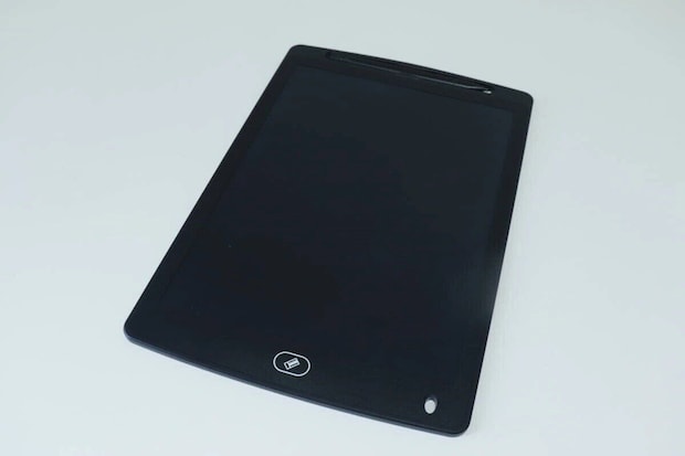 黒い電子メモパッド本体を斜め上から撮影。ペンが上部に収納されている