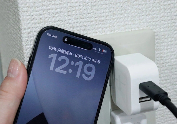 ダイソーの充電器でスマートフォンを充電中。画面に充電残量が表示されている