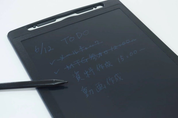 電子メモパッドに「TODO」リストが書かれており、ペンが添えられている