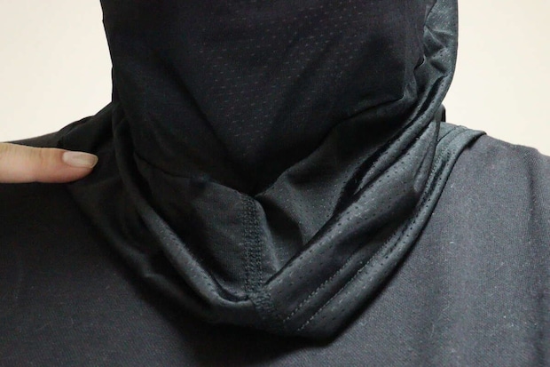 黒いフェイスガードを着用した人物の首元。メッシュ素材と首へのフィット感がわかる