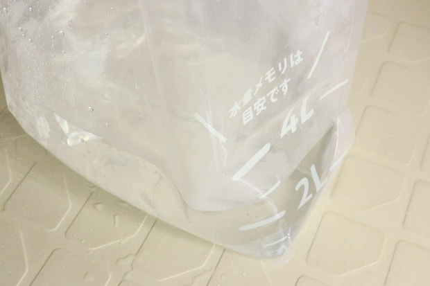 水量目盛り「2L」「4L」が見える「つけ置き洗いバッグ」に水が入っている