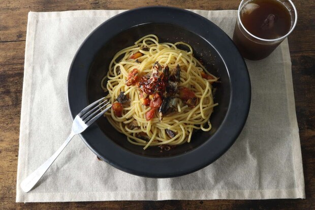 オーガニックコットンランチョンマットの上にパスタと飲み物が置かれた食卓