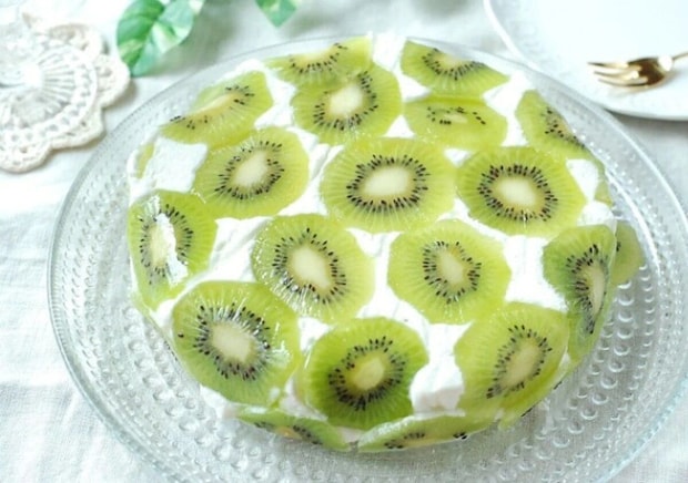 薄切りキウイが表面に飾られた丸いヨーグルトケーキ