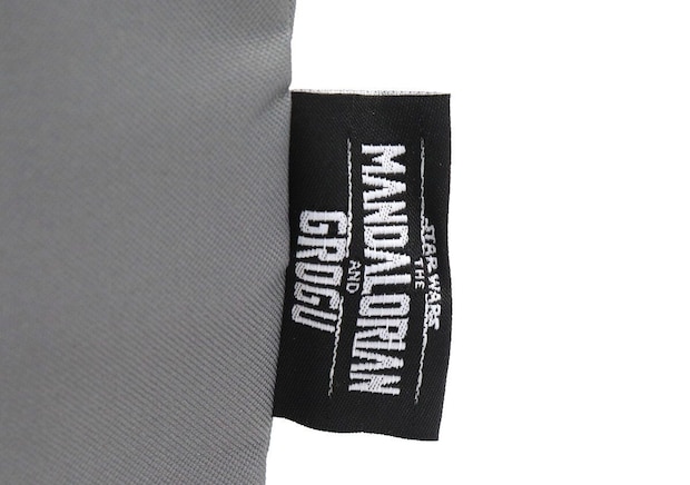 ランチトートのサイドに付いたロゴ刺繍タグ