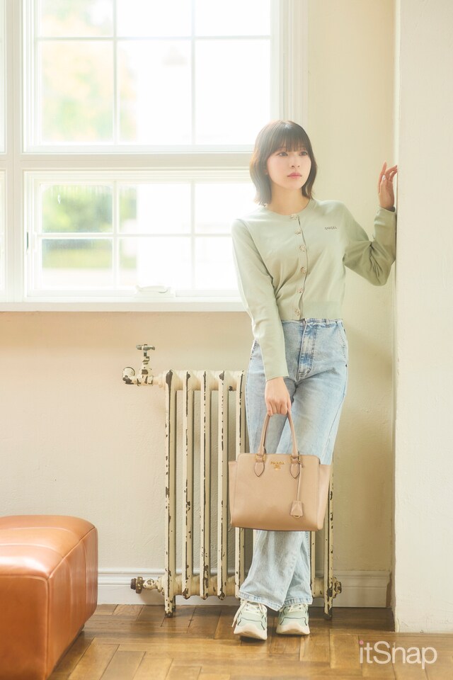 淡いグリーン×薄色デニムが好相性な優しげスニーカーカジュアルが話題の的☆