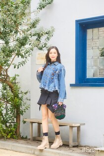 sacai × Levi’sの名品デニムを主役に知的でハイセンスな“モードガール”へ