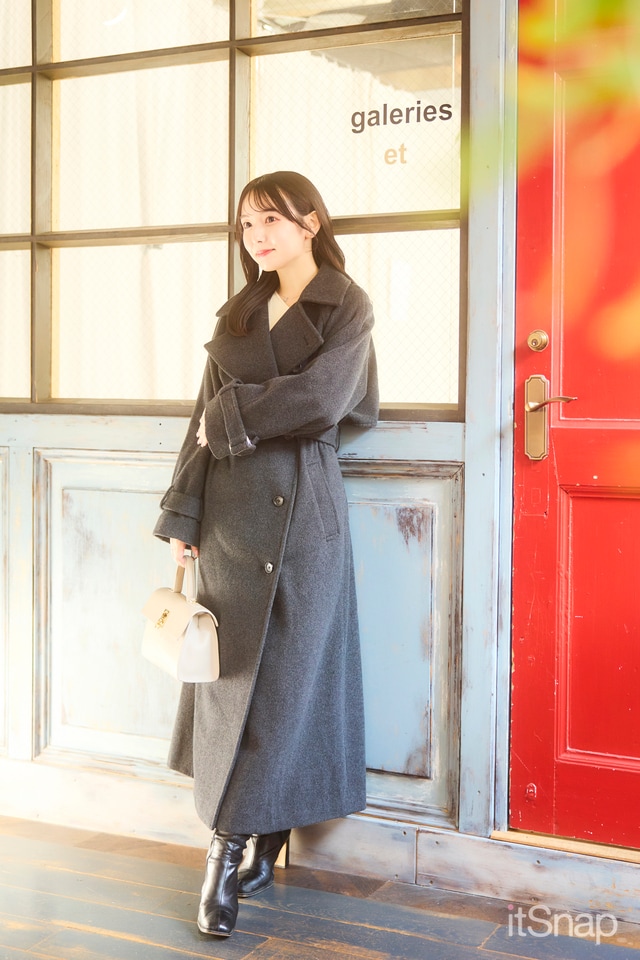 上品なチャコールグレーで洗練された“きれいめトレンチ”スタイル♪
